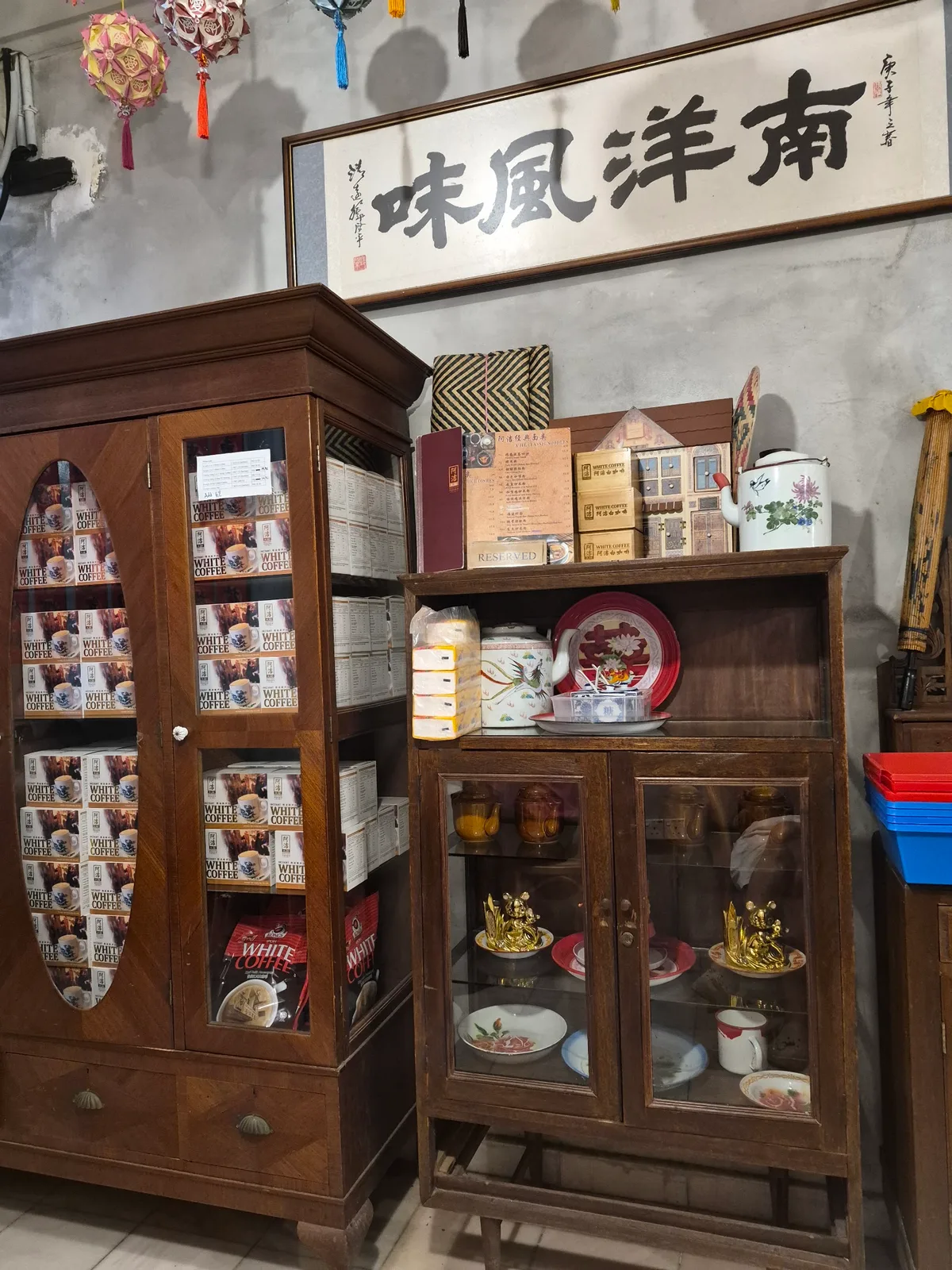A Jie Cafe — interior