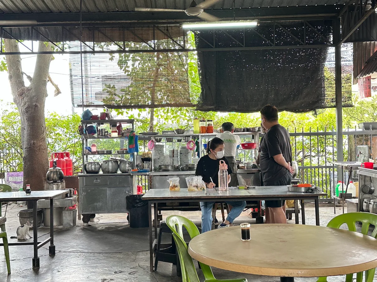 Ah Pheng Curry Mee — interior