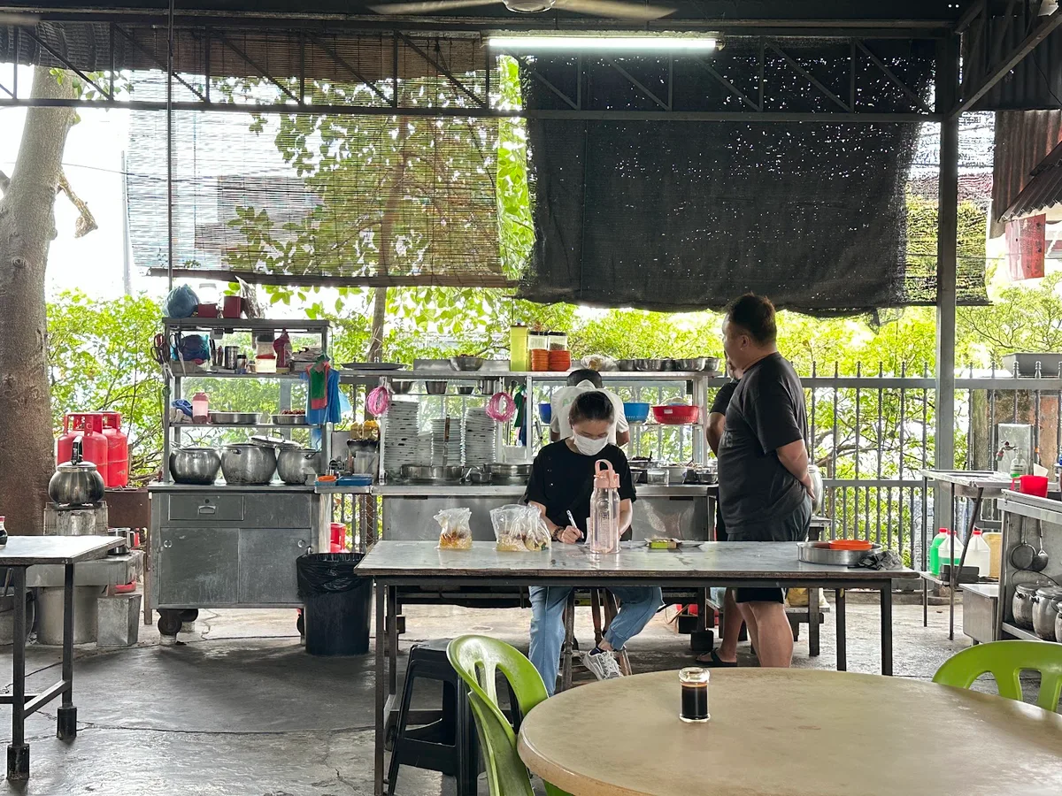 Ah Pheng Curry Mee — interior