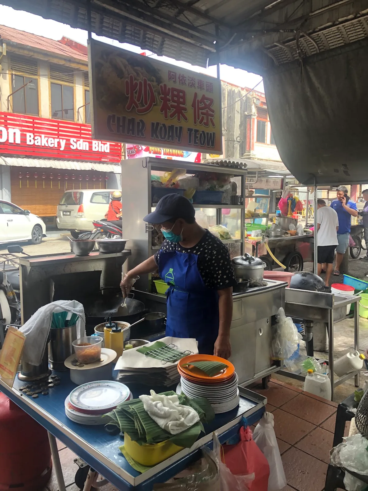 The cook at the char koay teow cart