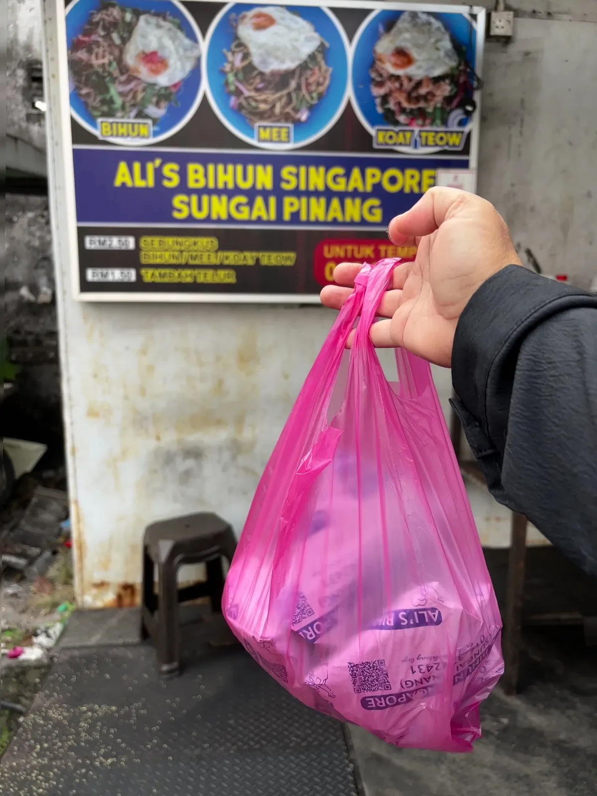 Price board: RM2.50 a packet