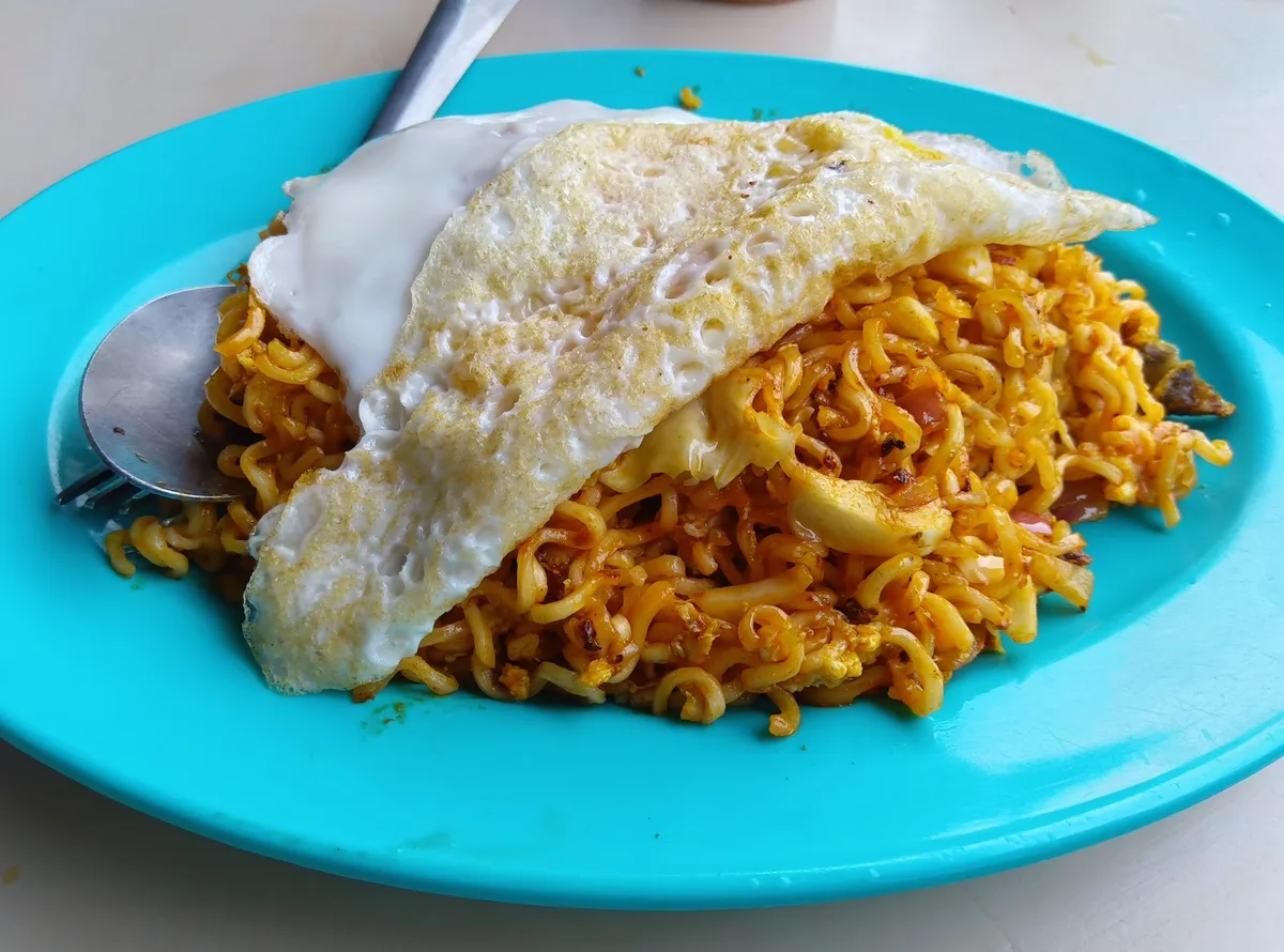 Maggi goreng with omelette
