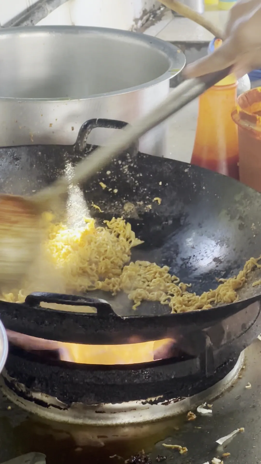 Maggi goreng in the wok