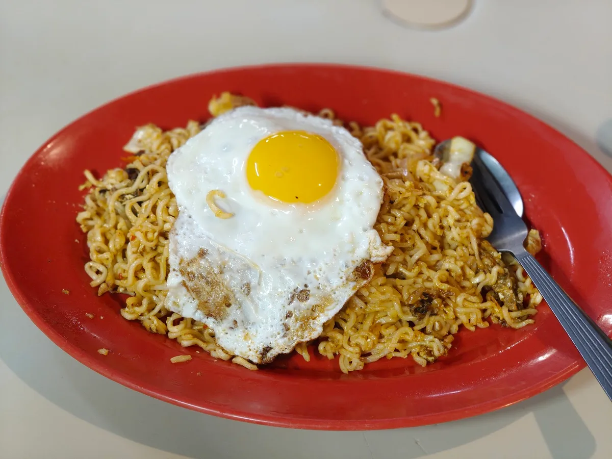 Maggi goreng with fried egg