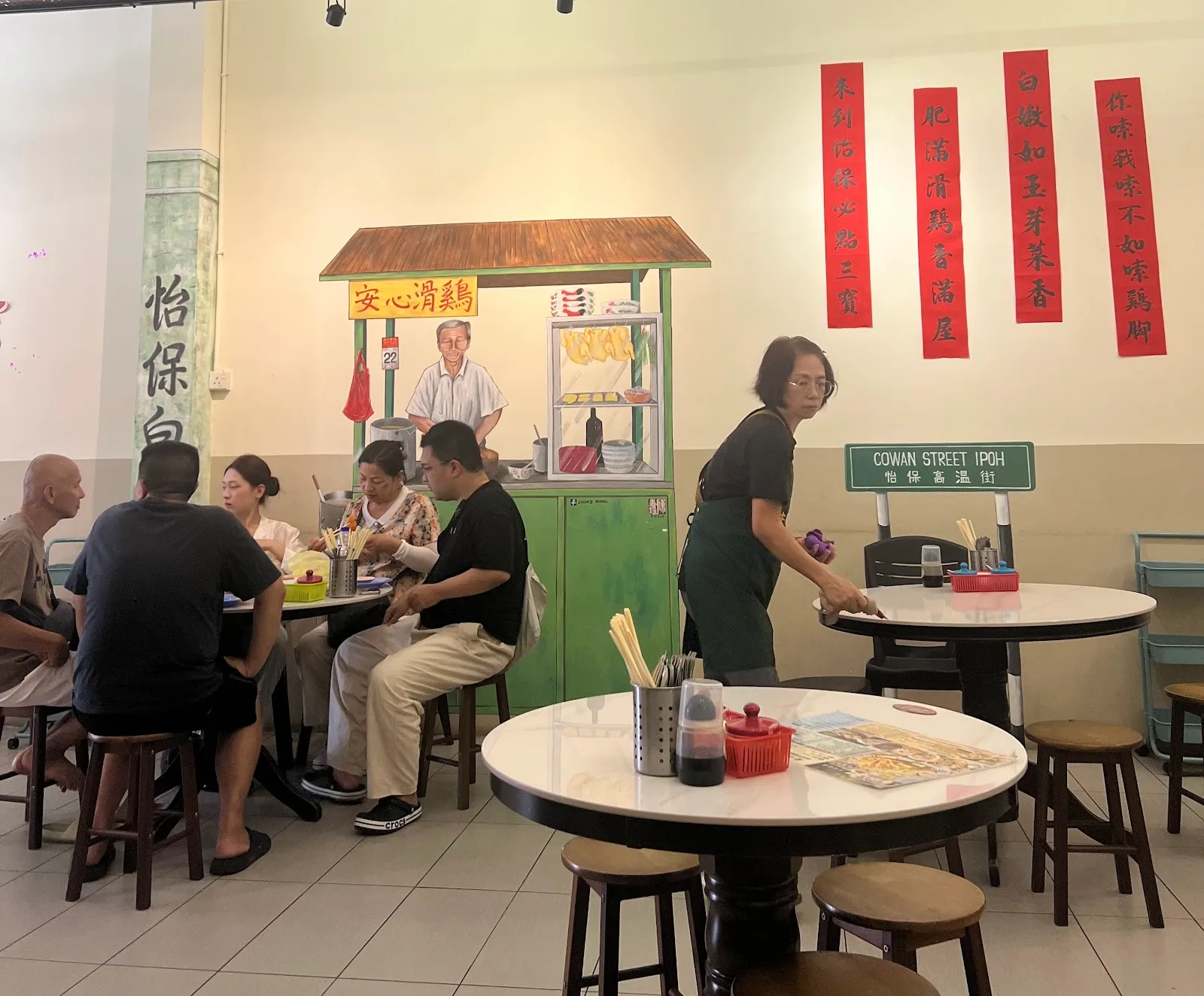 Ann Xin Chicken (Cowan Street Chicken by Ann Xin) 高温街安心芽菜鸡饭 — interior