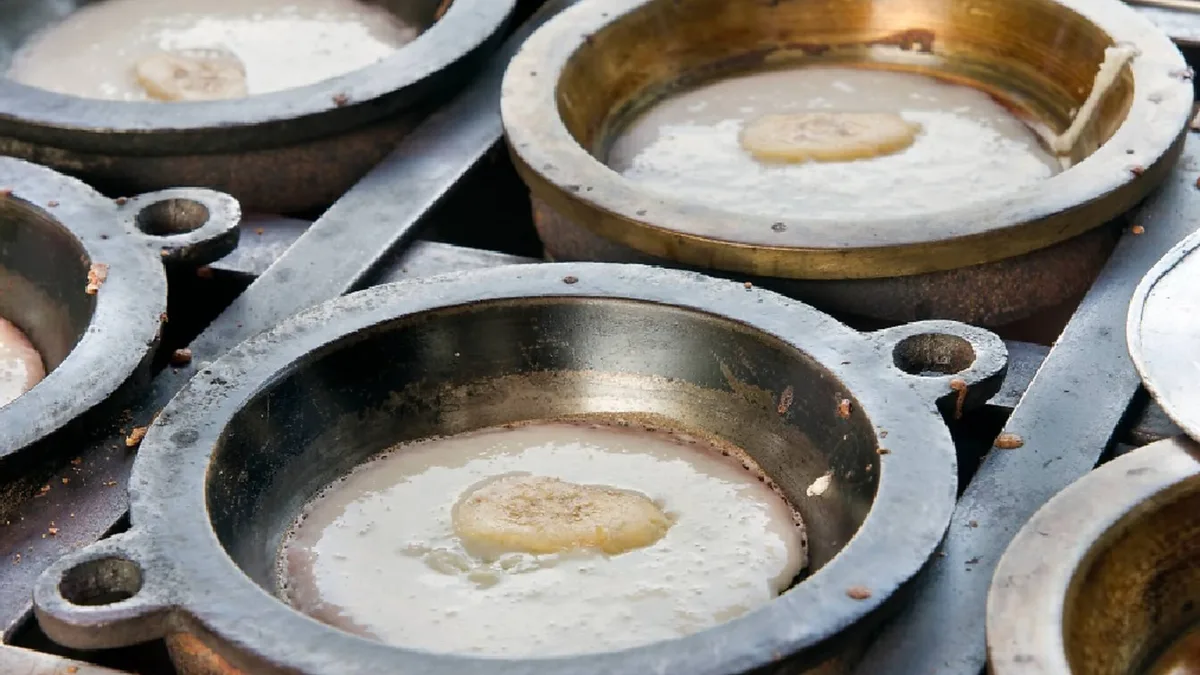 Apom cooking in clay moulds
