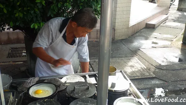 Apom King vendor at the griddle