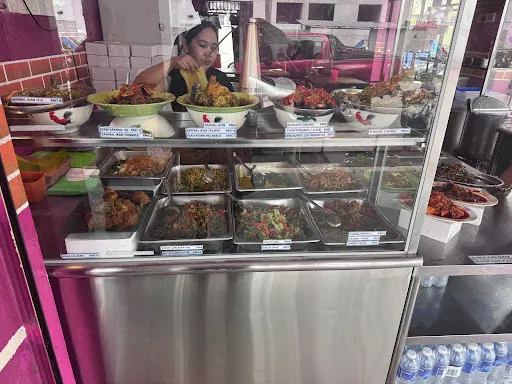 Ayam Jingkrak Mbax Ardilla — interior