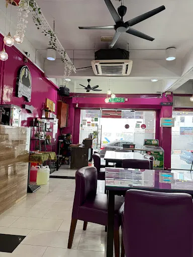 Ayam Jingkrak Mbax Ardilla — interior