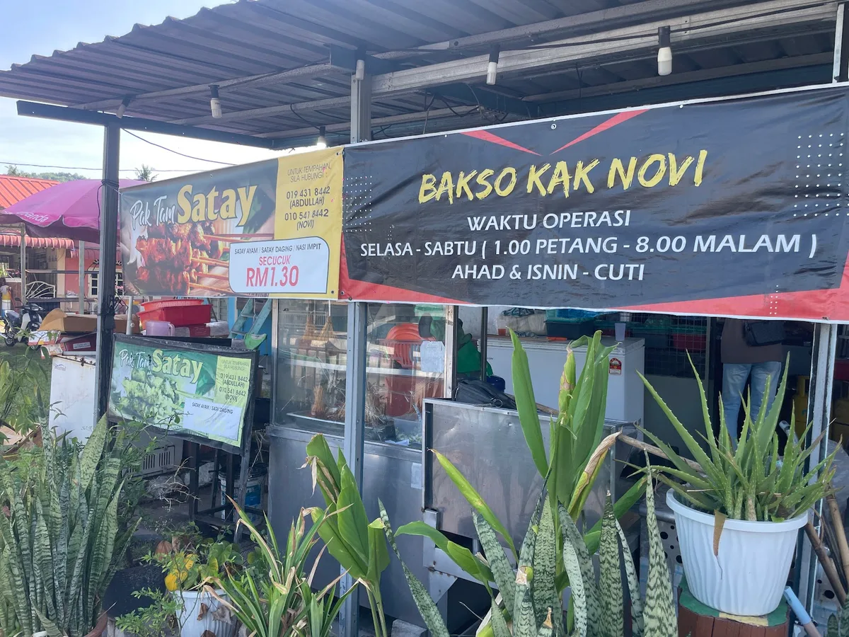 Bakso Kak Novi signboard listing the operating hours
