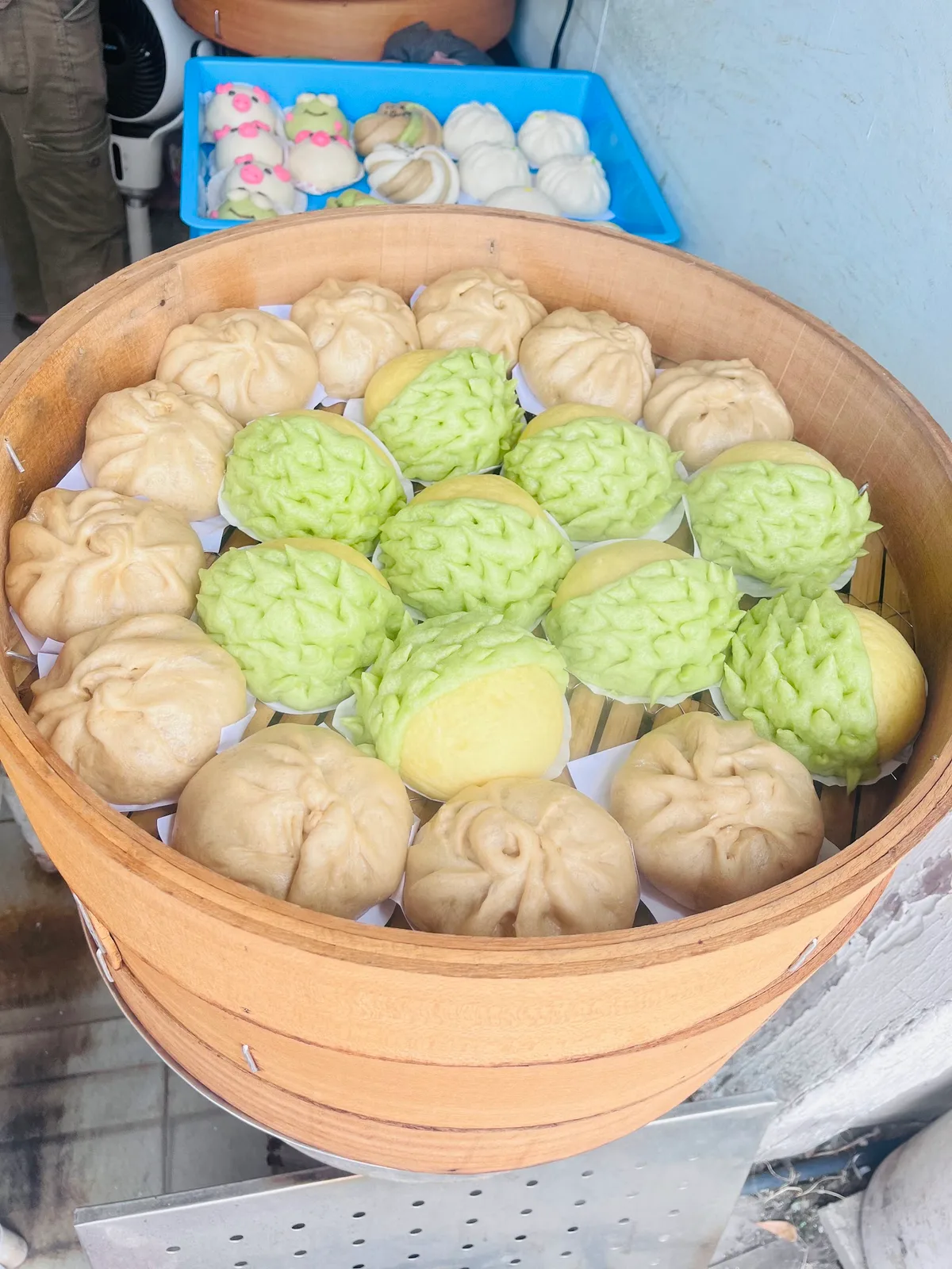 Steamer of plain and pandan pao