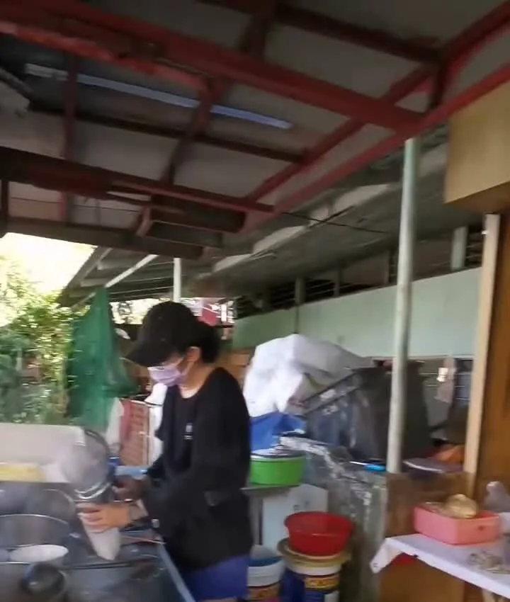Batu Lanchang Curry Mee vendor at the roadside stall