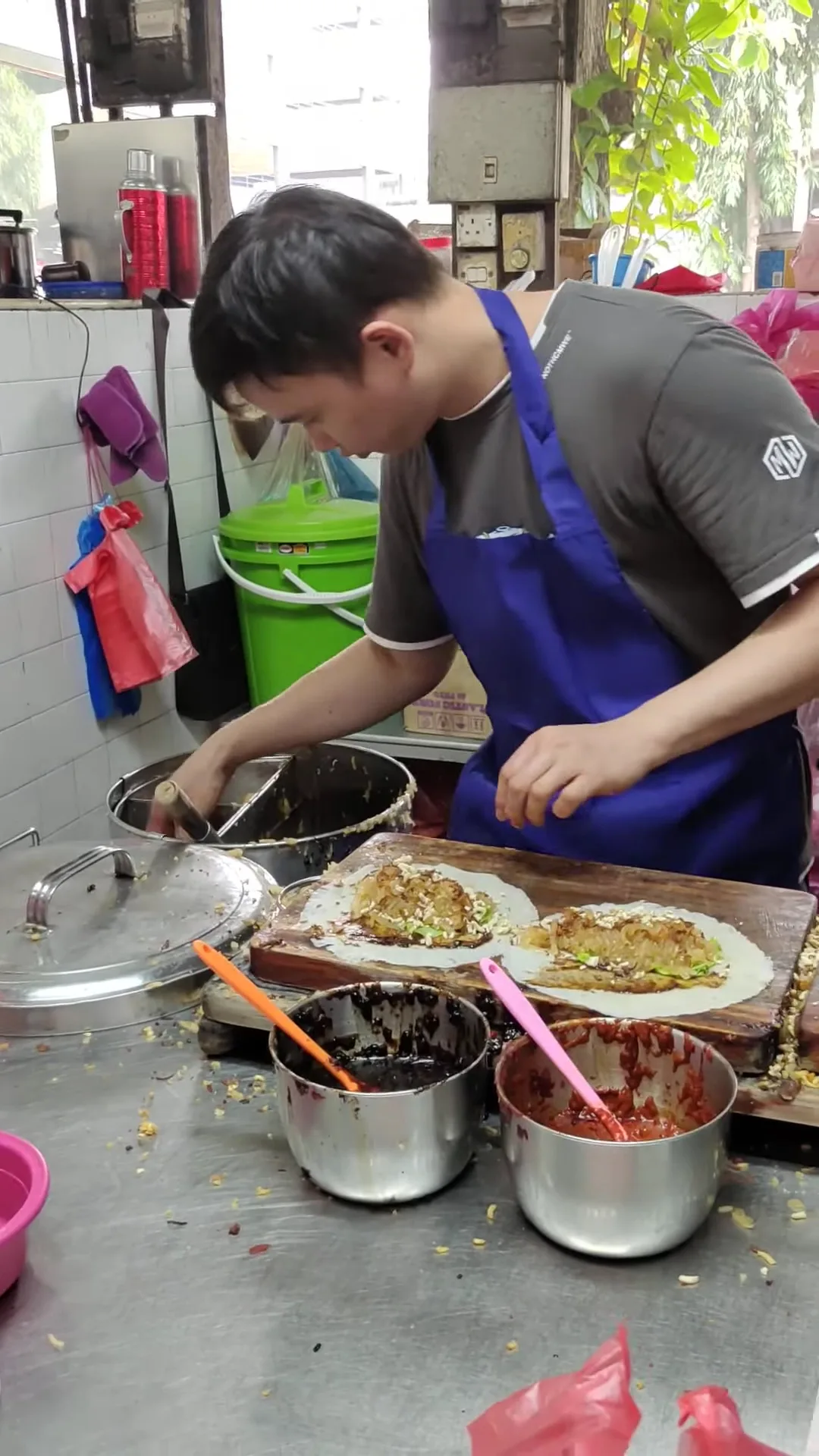 Rolling popiah at the stall