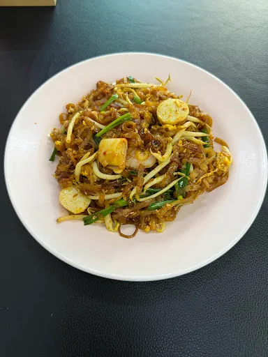 Char koay teow with fishcake and chives