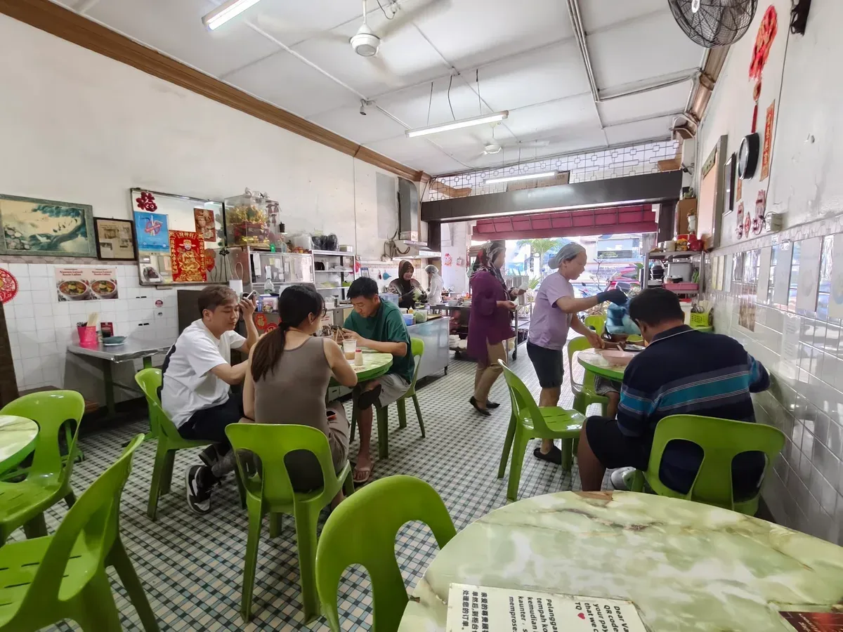 Bee Hwa Cafe — interior
