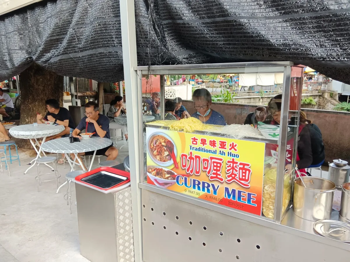 The stall and its tables