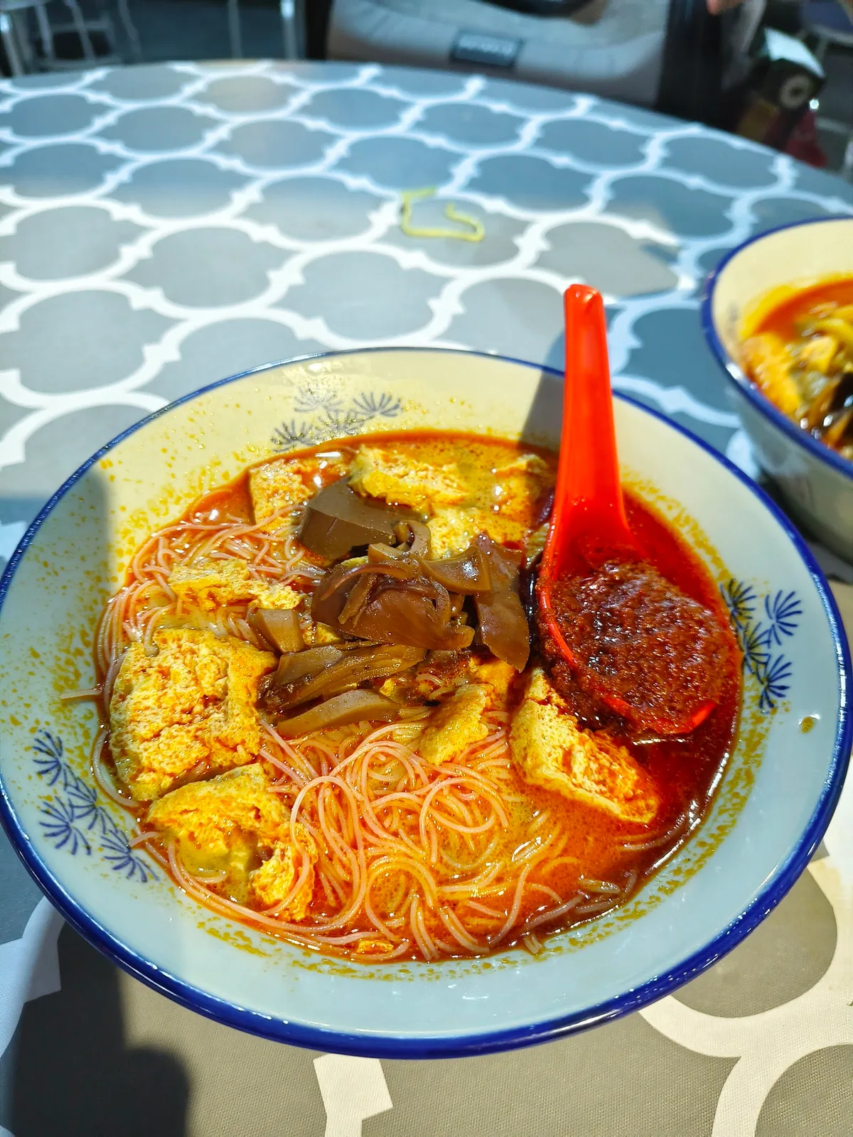 Curry mee with bee hoon and tofu puffs