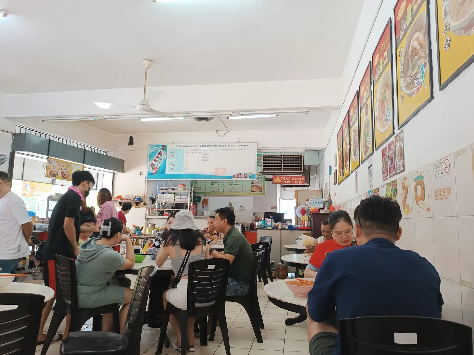Blue Sky Restaurant (蓝天咖喱粉茶餐厅) — interior