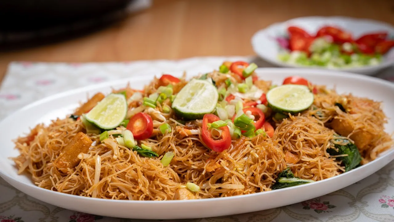 Bihun goreng with lime and chilli