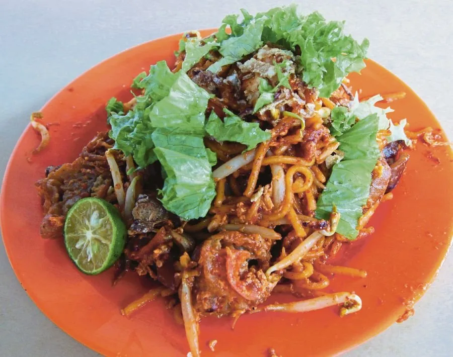 Mee goreng with lettuce and lime