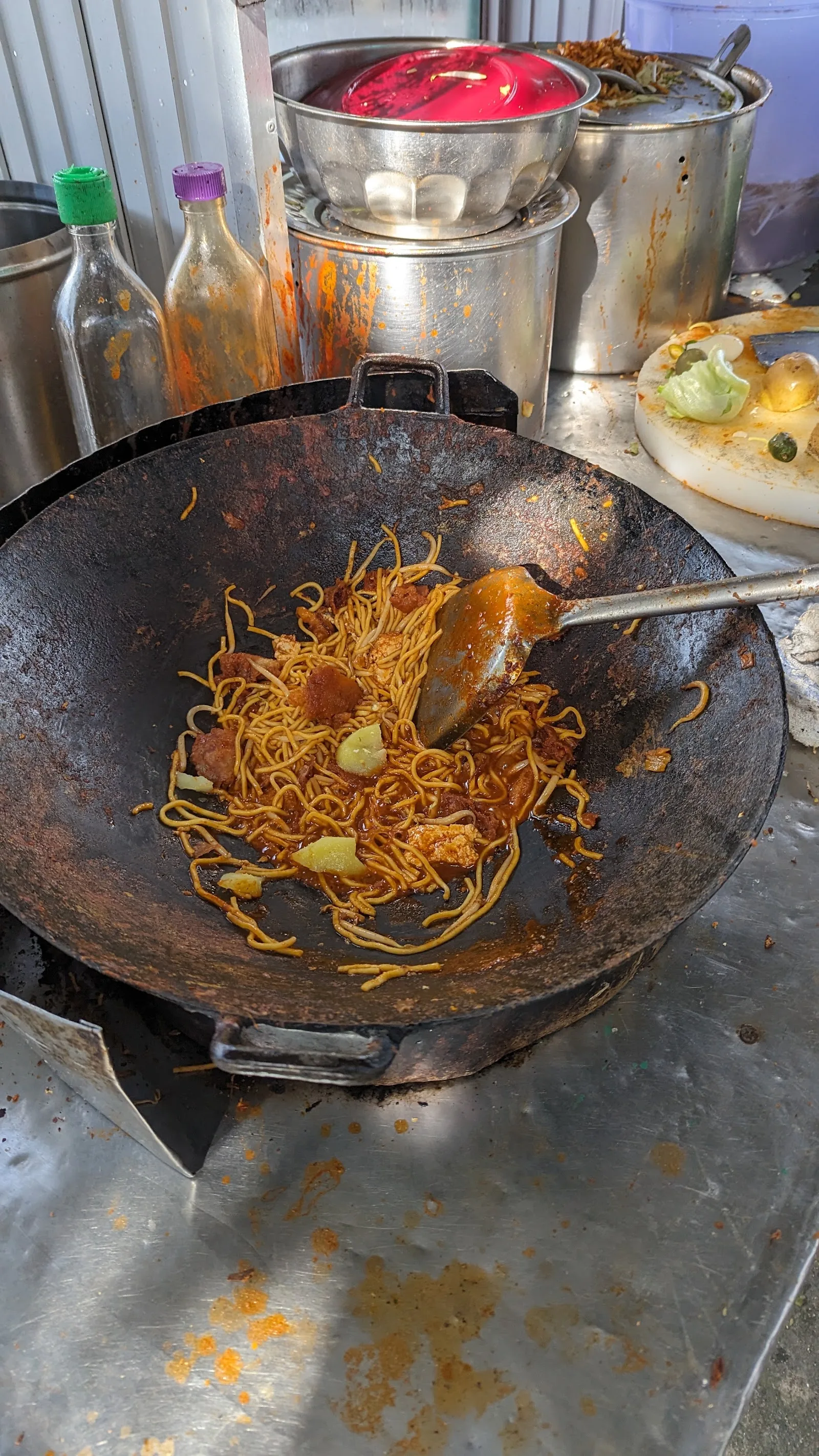 Mee goreng frying in the wok