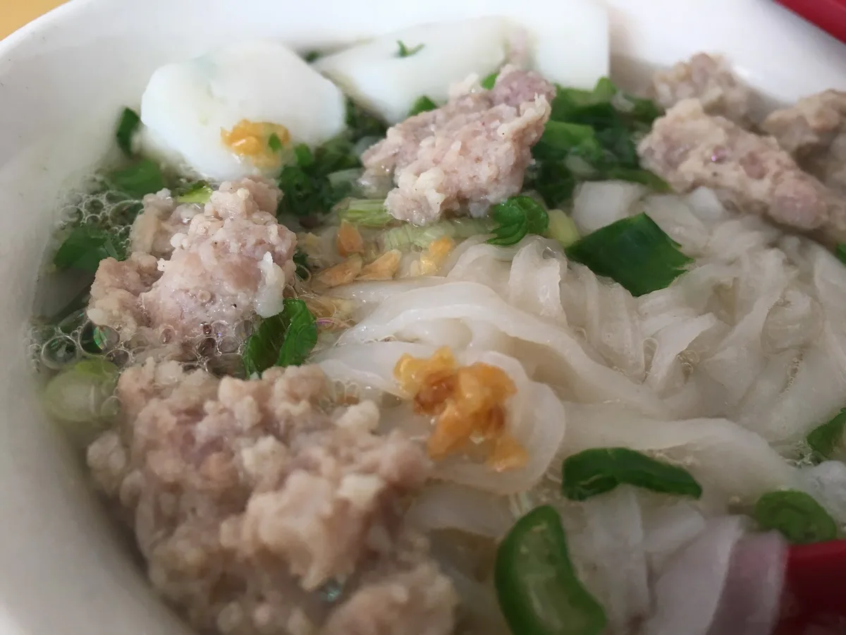 Noodle soup with fish balls, minced pork and green chilli