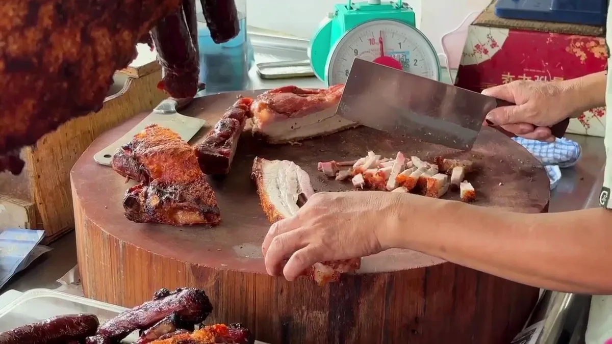 Siew yoke being chopped
