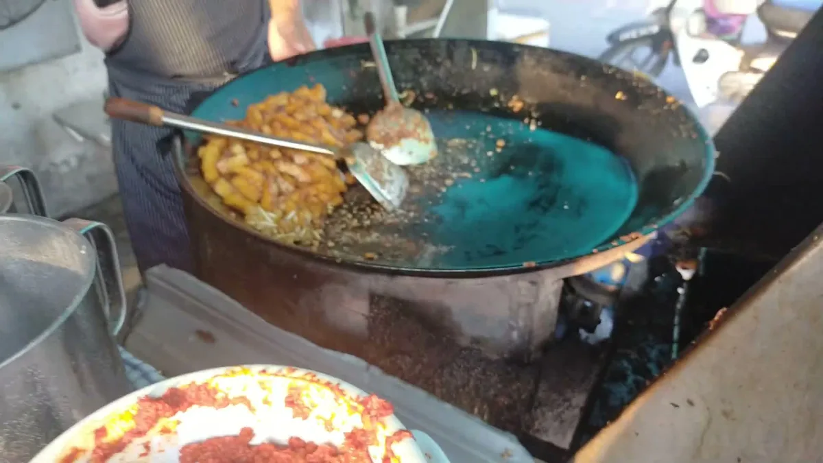 Boon Hwa Grocery char koay kak fried in the wok