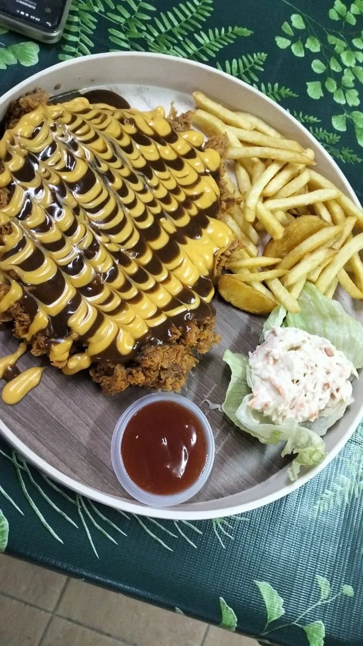 Crispy chicken with cheese sauce and fries