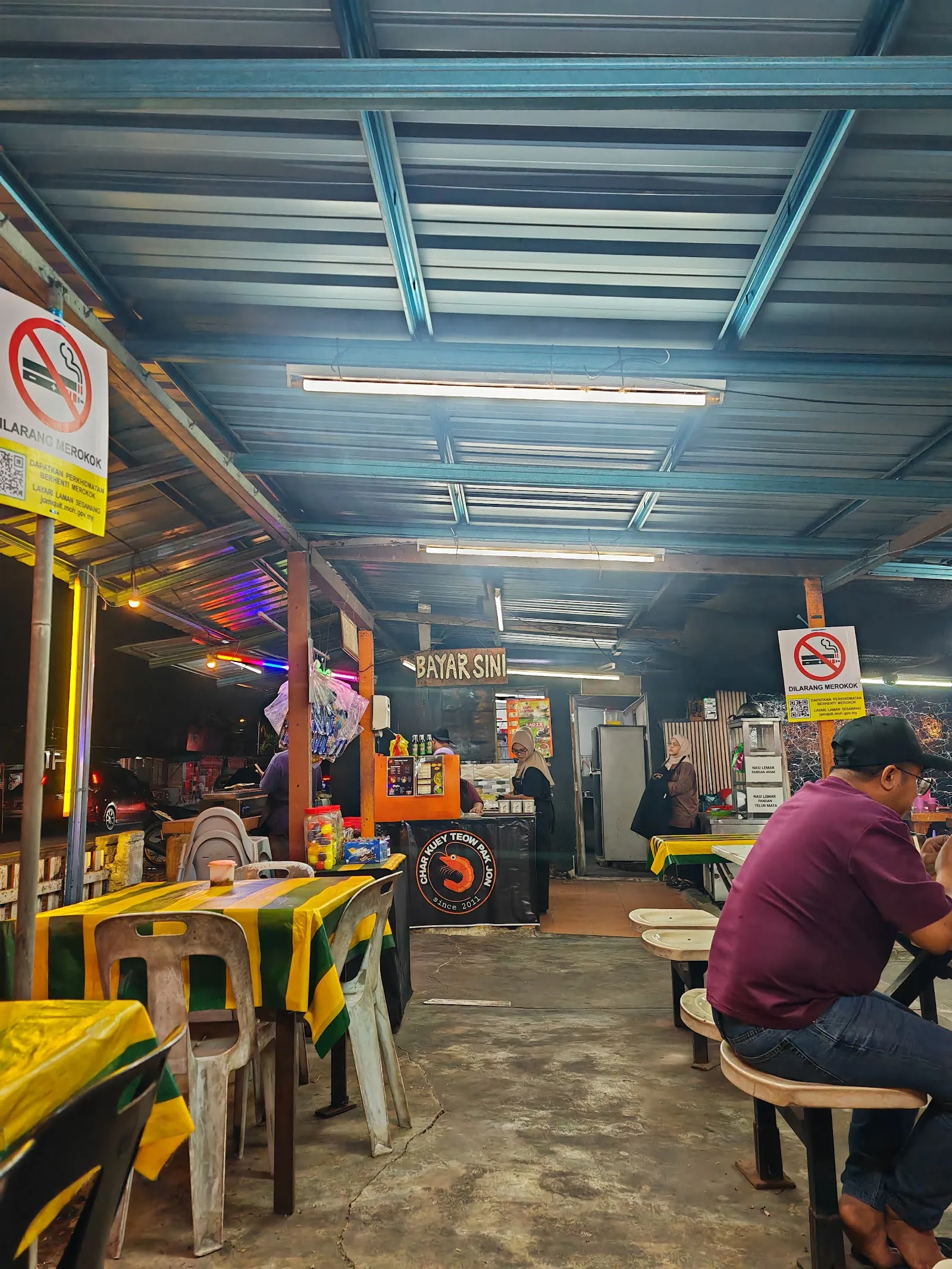 Char Kuey Teow Pak Jon — interior