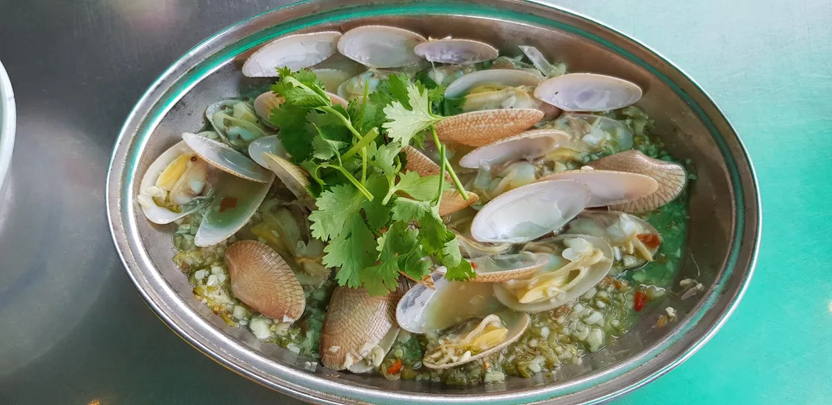 Steamed lala clams