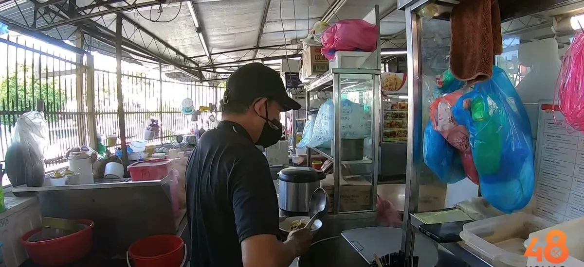 Chung Hwa Curry Mee vendor at the stall