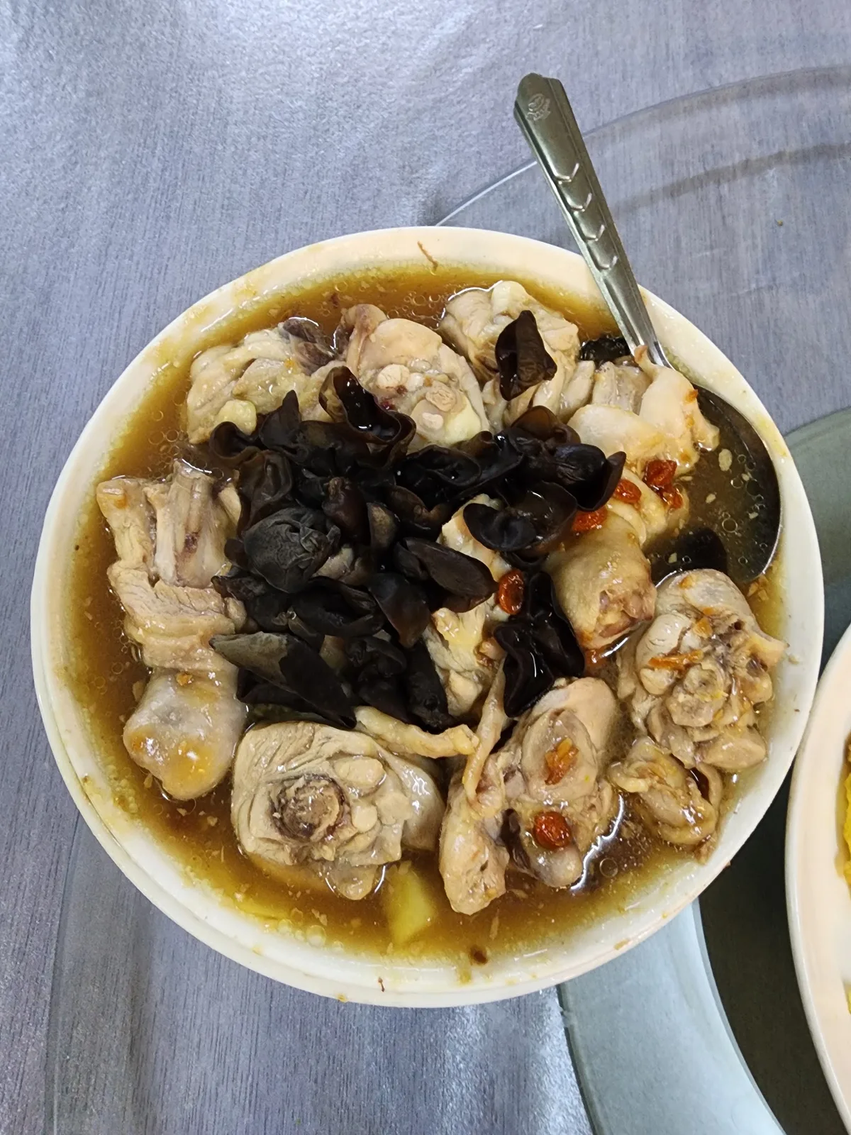 Chicken with black fungus