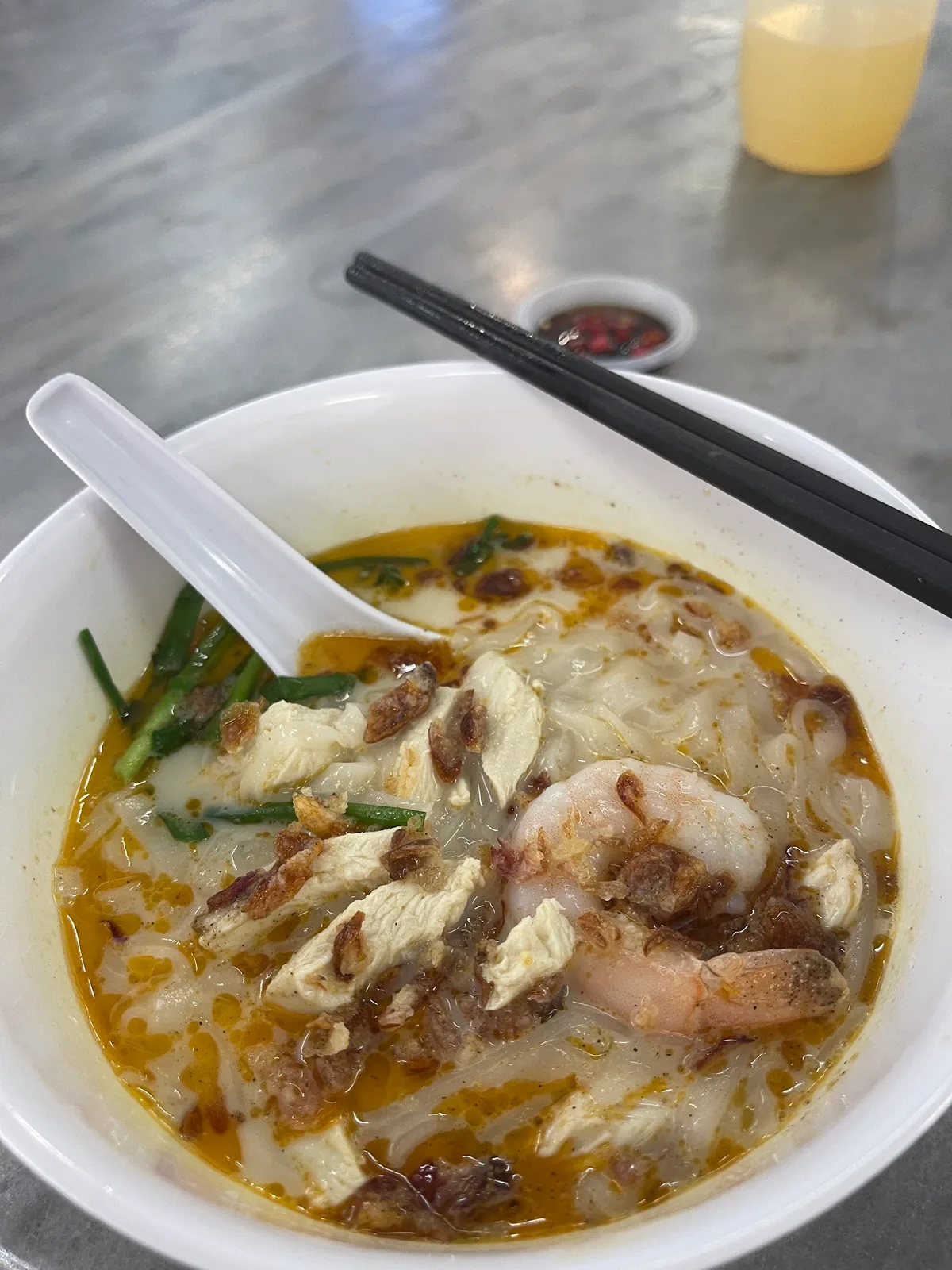 Kai si hor fun: flat rice noodles in clear broth with shredded chicken, prawns, chives and fried shallots