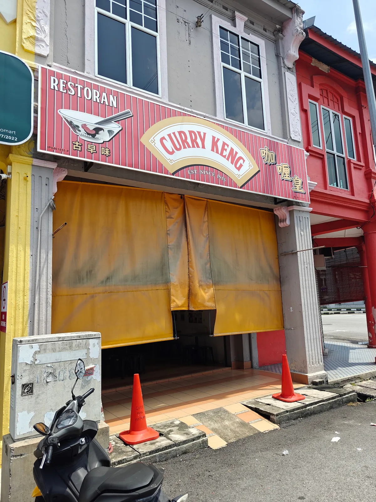 The shophouse front under the red RESTORAN CURRY KENG signboard