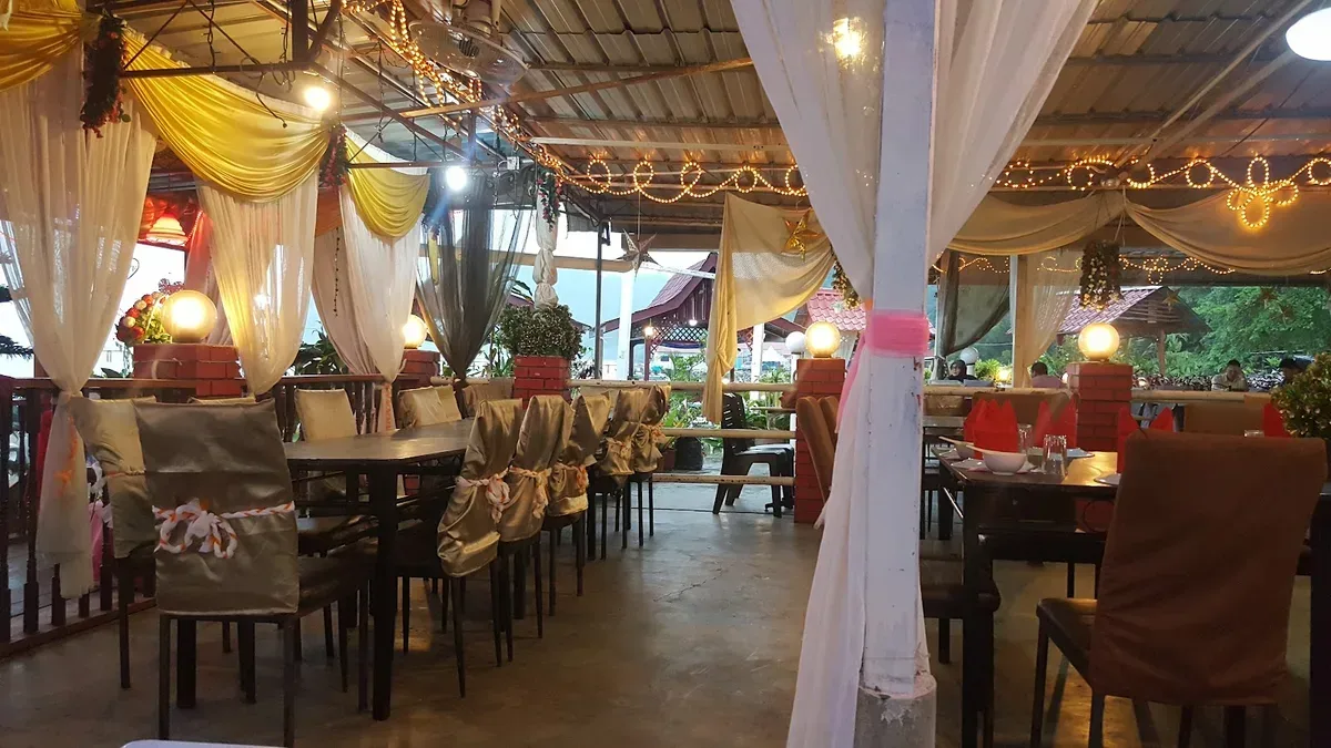 D'Seafood Paradise — interior