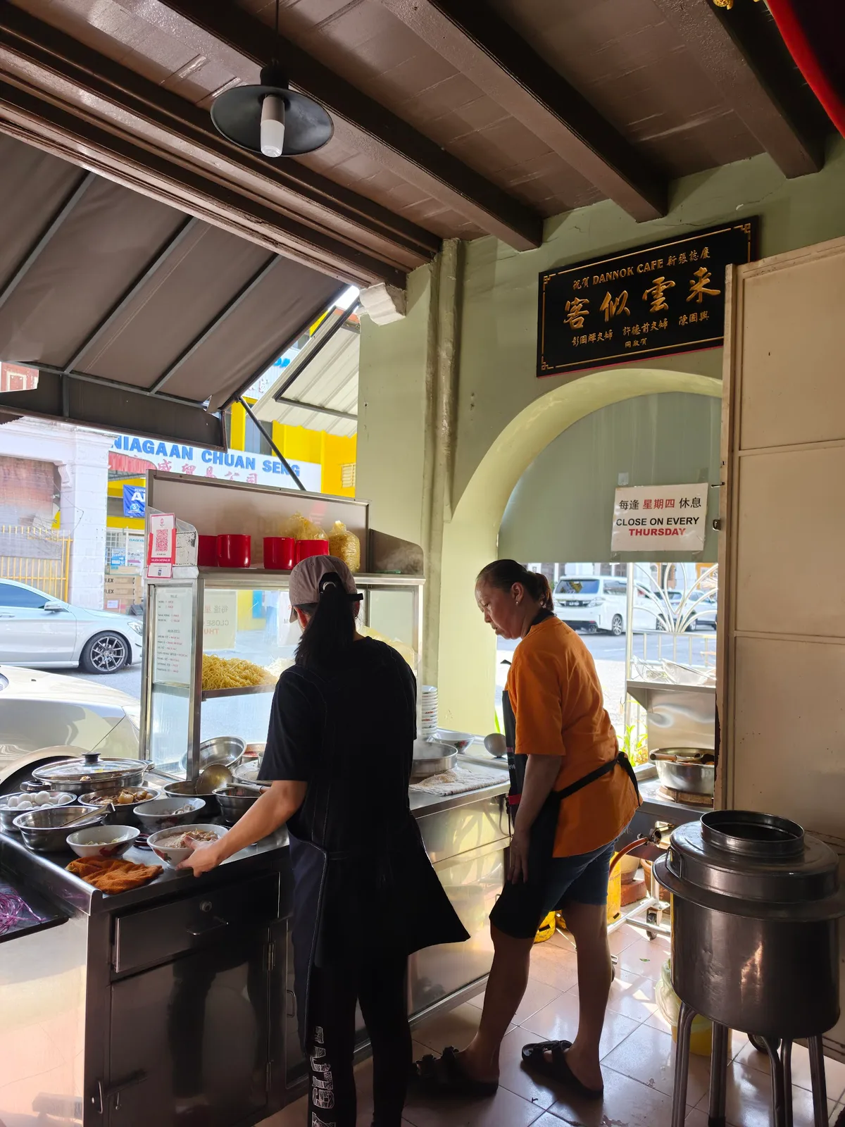 Dannok Cafe Prawn Mee — interior
