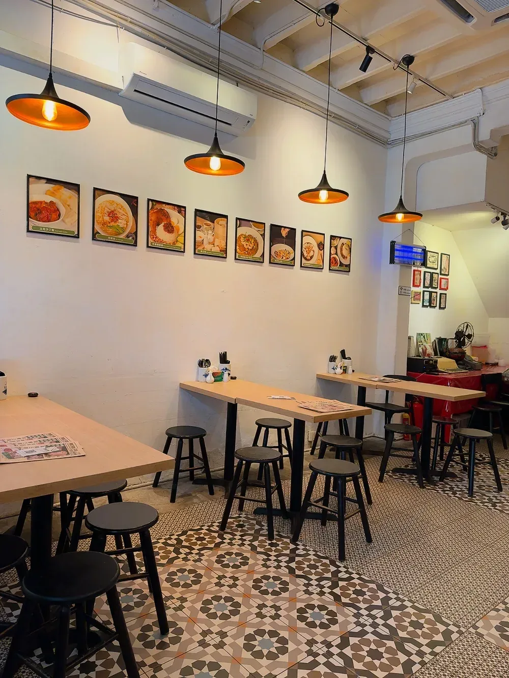 Dong Guan Kopitam — interior