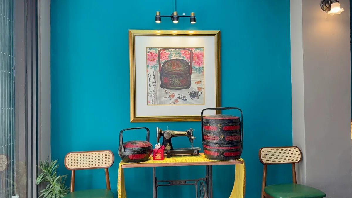 Emerald Nyonya — interior