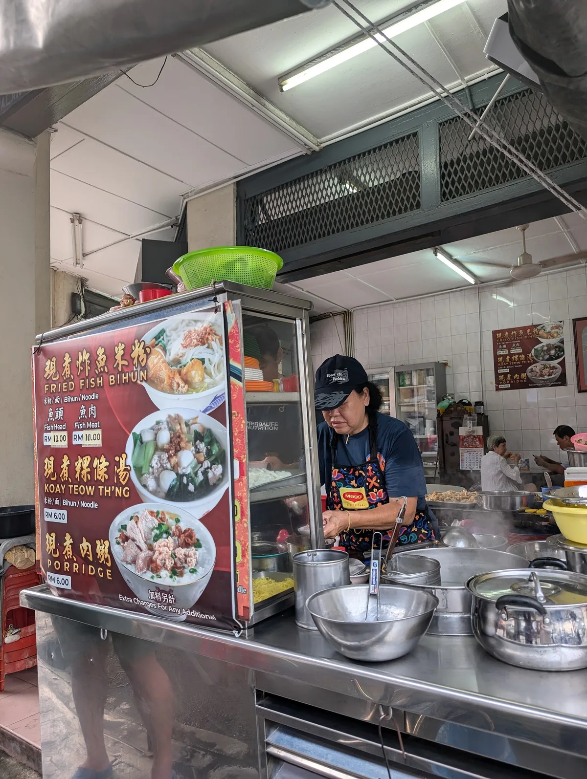 Eng Aun Coffee Shop Prawn Mee — interior