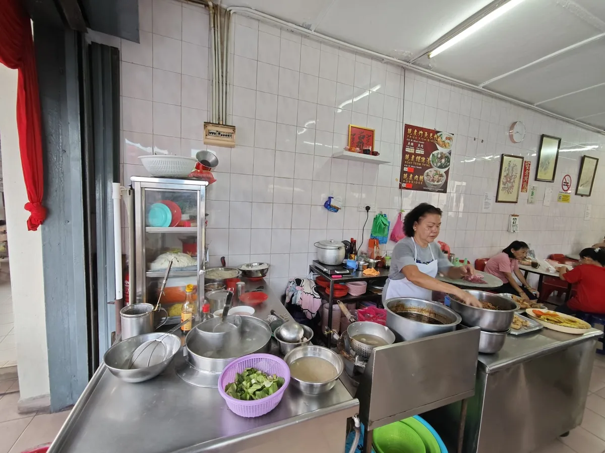 Eng Aun Coffee Shop Prawn Mee — interior