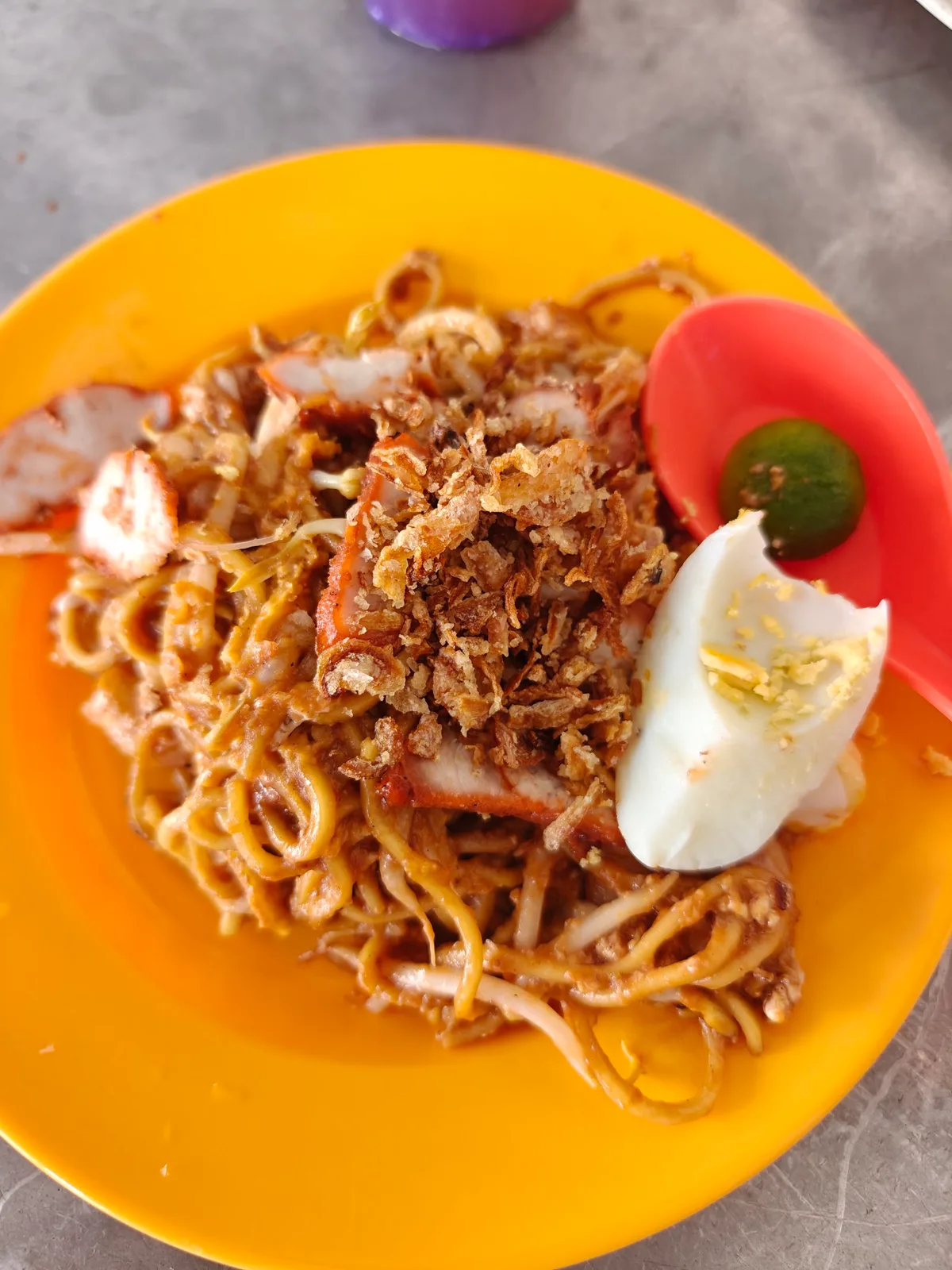 Fried jawa mee with egg and calamansi