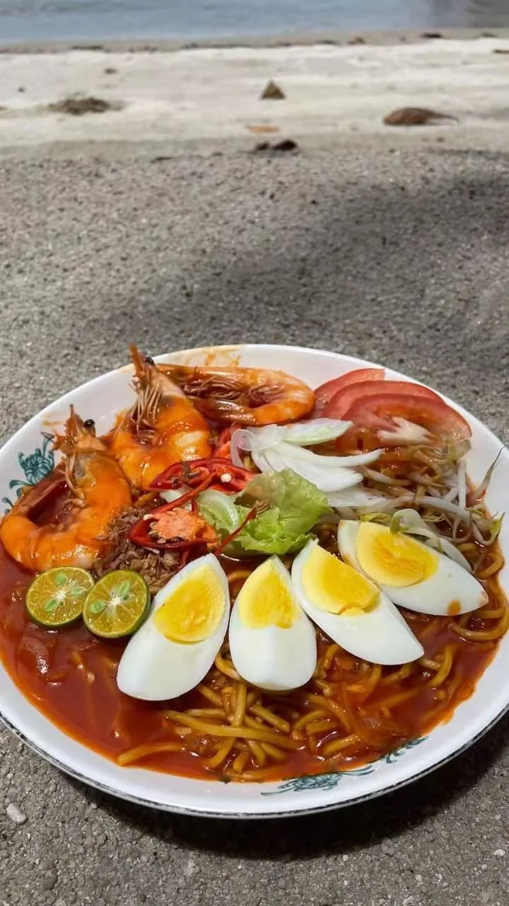 Mee udang with egg and lime