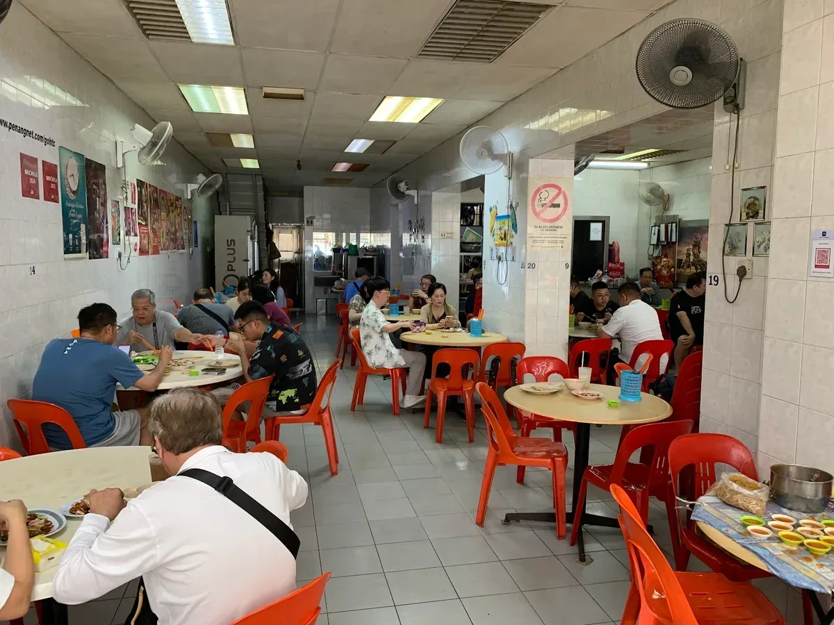Goh Thew Chik Hainan Chicken Rice — interior