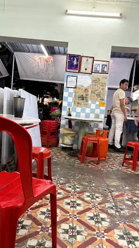 Golden City Prawn Mee & Loh Mee — interior