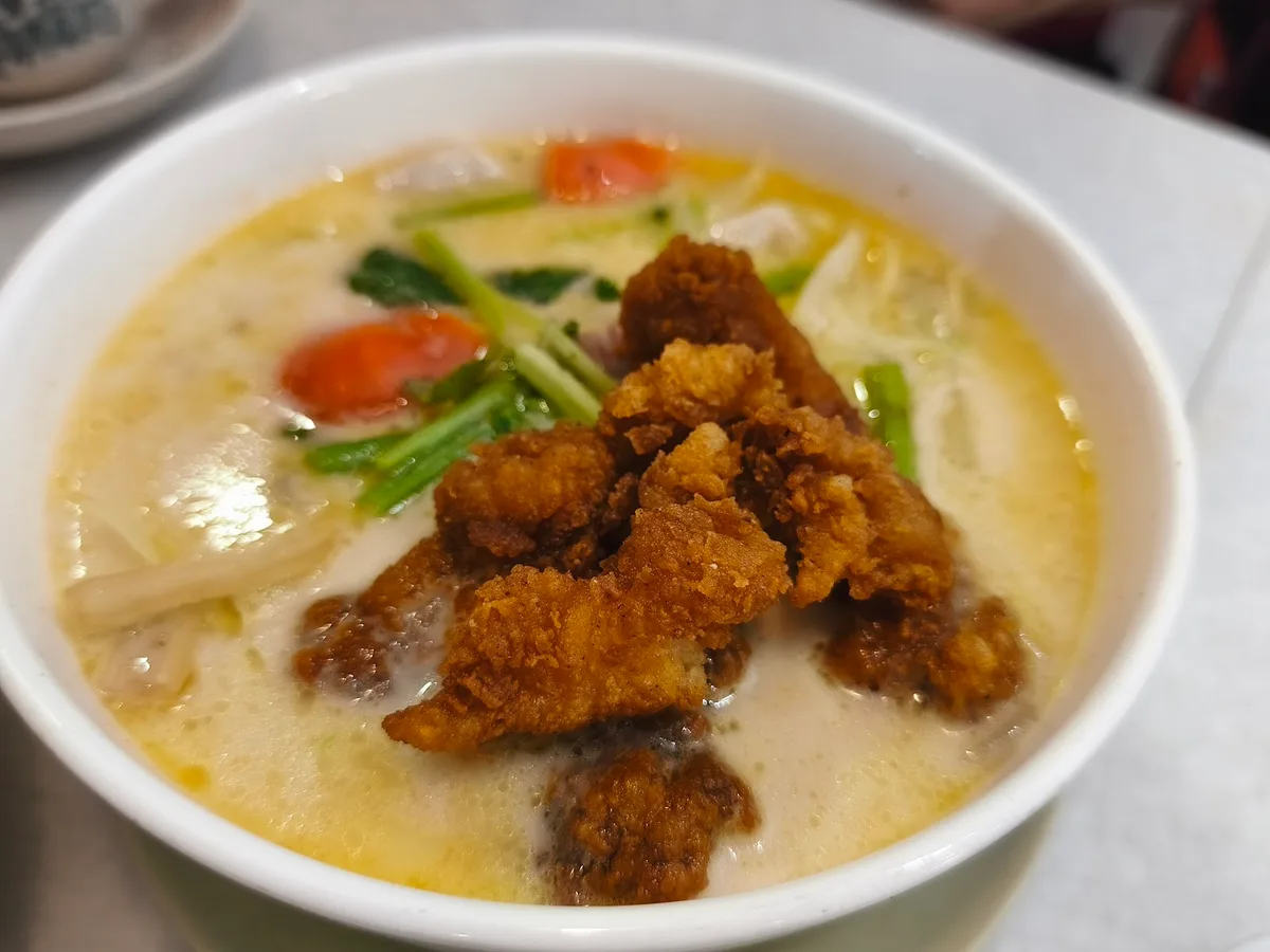 Curry noodles with fried chicken