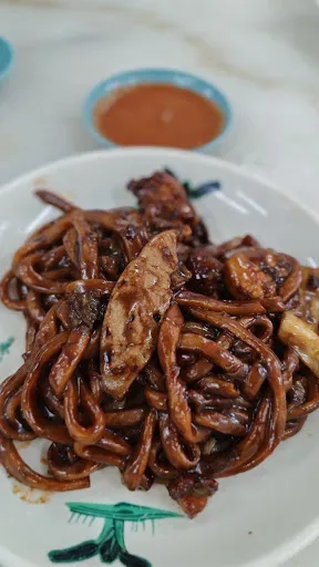 Gou Lou Hong Kee Chao Sar Hor Fun & Noodles — signature dish