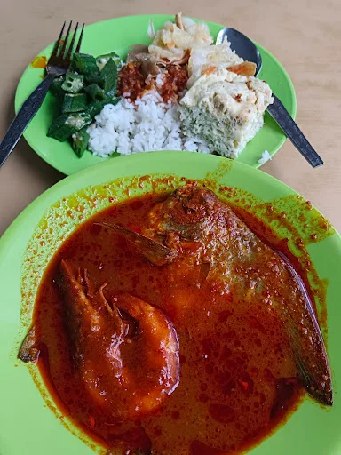 Famous Fish Head Curry @ Guang Long Coffee Shop — signature dish