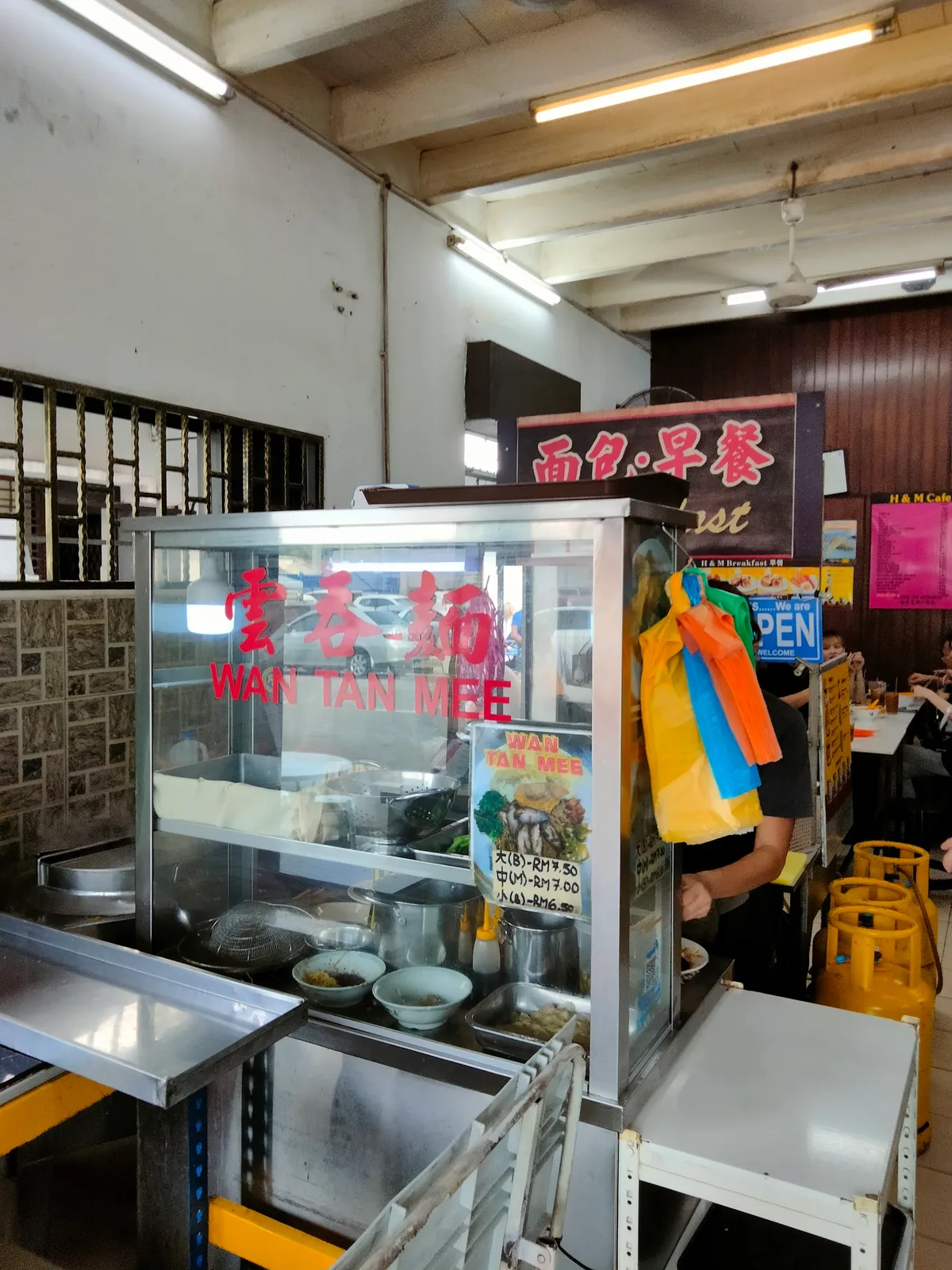 H&M Cafe Prawn Mee — interior