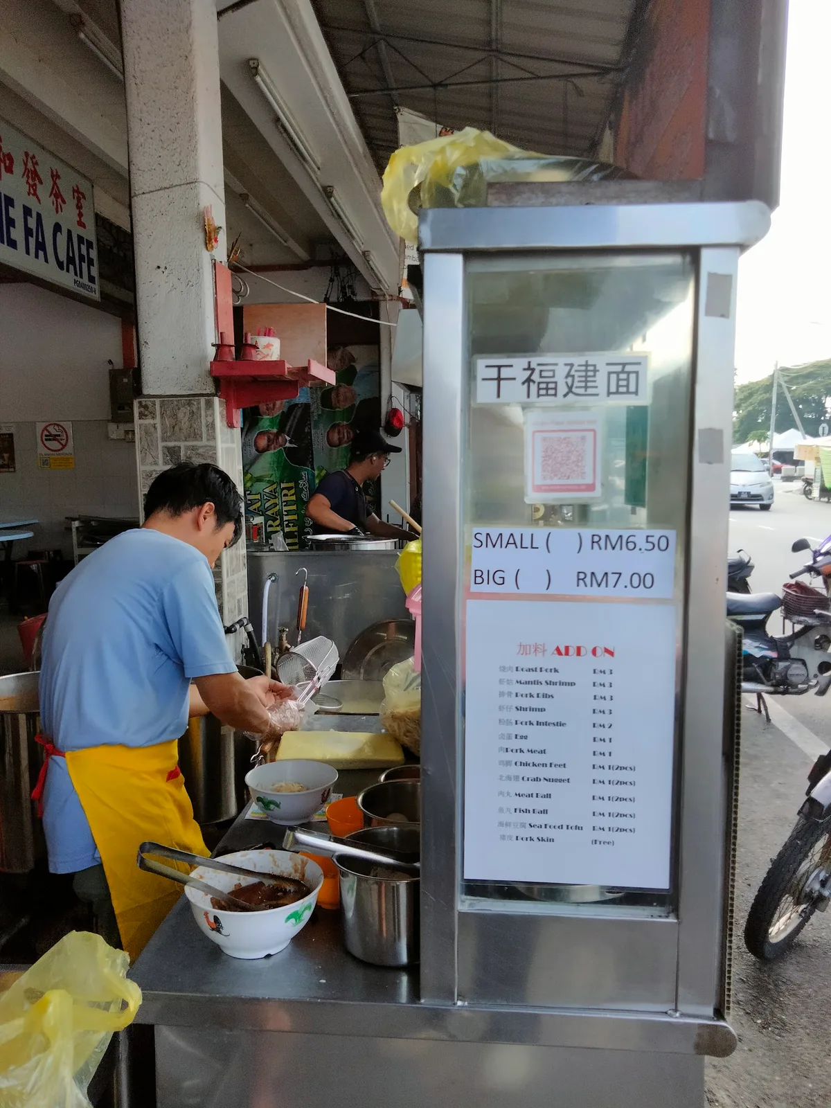 H&M Cafe Prawn Mee — interior